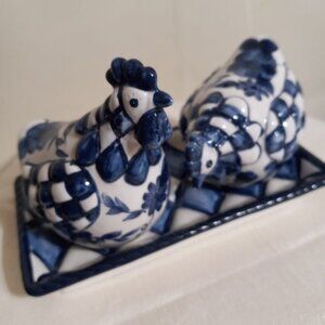 CHICKENS SALT AND PEPPER SHAKERS ON MATCHING TRAY